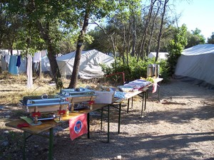 Drei Bierzelttische mit aufgebautem Buffet