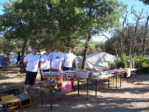 Das Küchenteam hinter dem Buffet, von links nach rechts: Dennis, Sabrina, Hendrik, Mathias