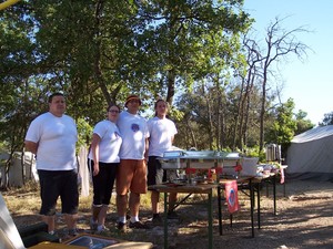 Das Küchenteam hinter dem Buffet, von links nach rechts: Dennis, Sabrina, Hendrik, Mathias