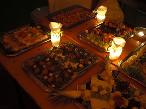 Ein Büffet dekoriert mit Lichtern: Käse, Spargel, Ei und Tomate Mozzarella auf verschiedenen Platten angeordnet