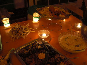 Ein Buffet dekoriert mit Lichtern: Hummer, Zwiebelspieße und eine Antipasti-Platte