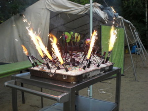 Eine Gastronorm Schale voll mit Eis - im Eis stecken Schokostäbchen, Schoko-Schaumküsse und brennende Feuerwerks-Fontänen