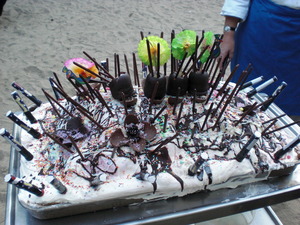 Eine Gastronorm Schale voll mit Eis - im Eis stecken Schokostäbchen, Schoko-Schaumküsse und Feuerwerks-Fontänen