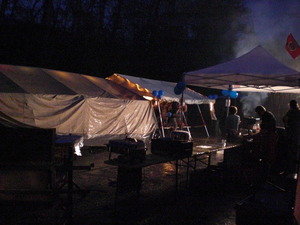 Nasses Zelt mit runtergeklappten Seitenwänden im Regen