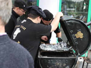 Dennis (vorne), Mathias (links) und Hendrik (rechts) an Hendriks Tonnengrill.