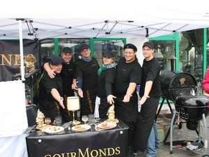 Teamphoto - alle zeigen auf die Showteller. Von links nach rechts: Dennis, Dirk, Thorsten, Sabrine, Hendrik und Mathias