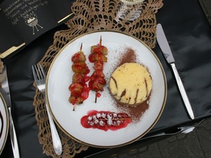 Tellerbild Dessert: Käsekuchen und zwei Spieße