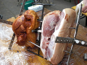 Vorbereiteter Krustenbraten am Spieß (roh)