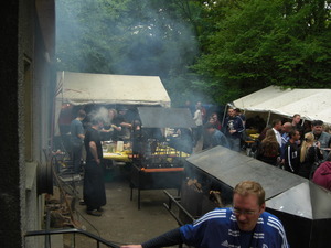 Ein Überblick über das Grillfest - es wird schon etwas dunkler. Im Vordergrund ist Thorsten zu sehen
