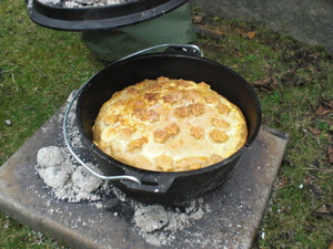 Ein Gusstopf mit Kuchen