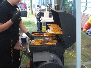 Sabrina steht am Grill und Grillt Fackelbrot