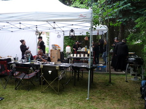 Im Hintergrund wird gegrillt - im Vordergrund Pavillons