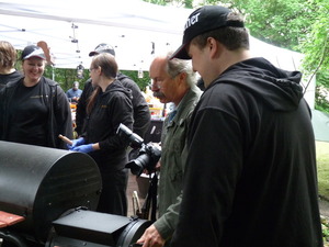 WAZ reporter Schaut sich einen Grill an