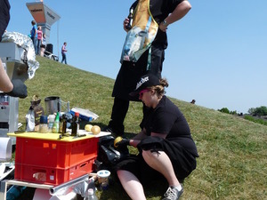 Hendrik (im Hintergrund) trinkt Bier mit sexy Schürze - Thorsten (links) und Sabrina (rechts) bereiten etwas vor