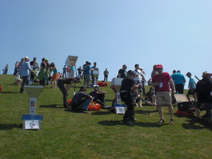 Mehrere Grillteams stehen auf einem Berg und Grillen mit Thüros