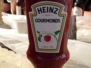 Eine Heinz-Ketchup Flasche mit dem Aufdruck: GOURMONDS