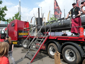 Ein begehbarer Smoker auf einem großen Truck