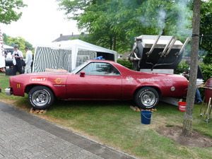Ein Sportwagen mit einem großen Grill im Kofferraum der aussieht wie ein rauchender Motor