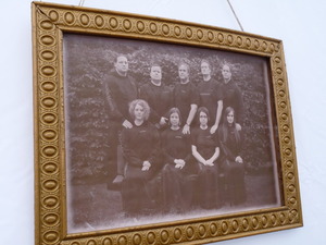 Ein auf alt gemachtes Teamphoto in einem gold-braunen Bilderrahmen