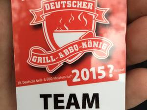 Die Eintrittskarte zur DGM mit Aufschrift: Wer wird Deutscher Grill- & BBQ-König 2015? Team GourMonds