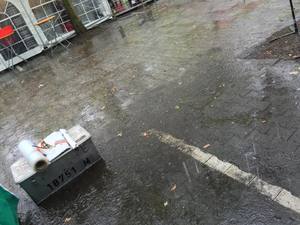 Eine Metallkiste, die im Regen steht