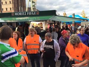 Von links nach rechts: Mathias, Hendrik (schauen nach hinten) Sabrina, Dennis, Christoph und Martin vor einem Moritz Fiege Bierstand