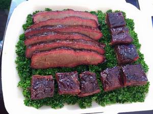 Beef Brisket in einer Styroporbox auf einem Bett aus Petersilie