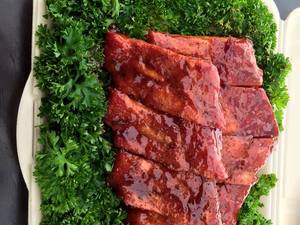 Pork Ribs in einer Styroporbox auf einem Bett aus Petersilie