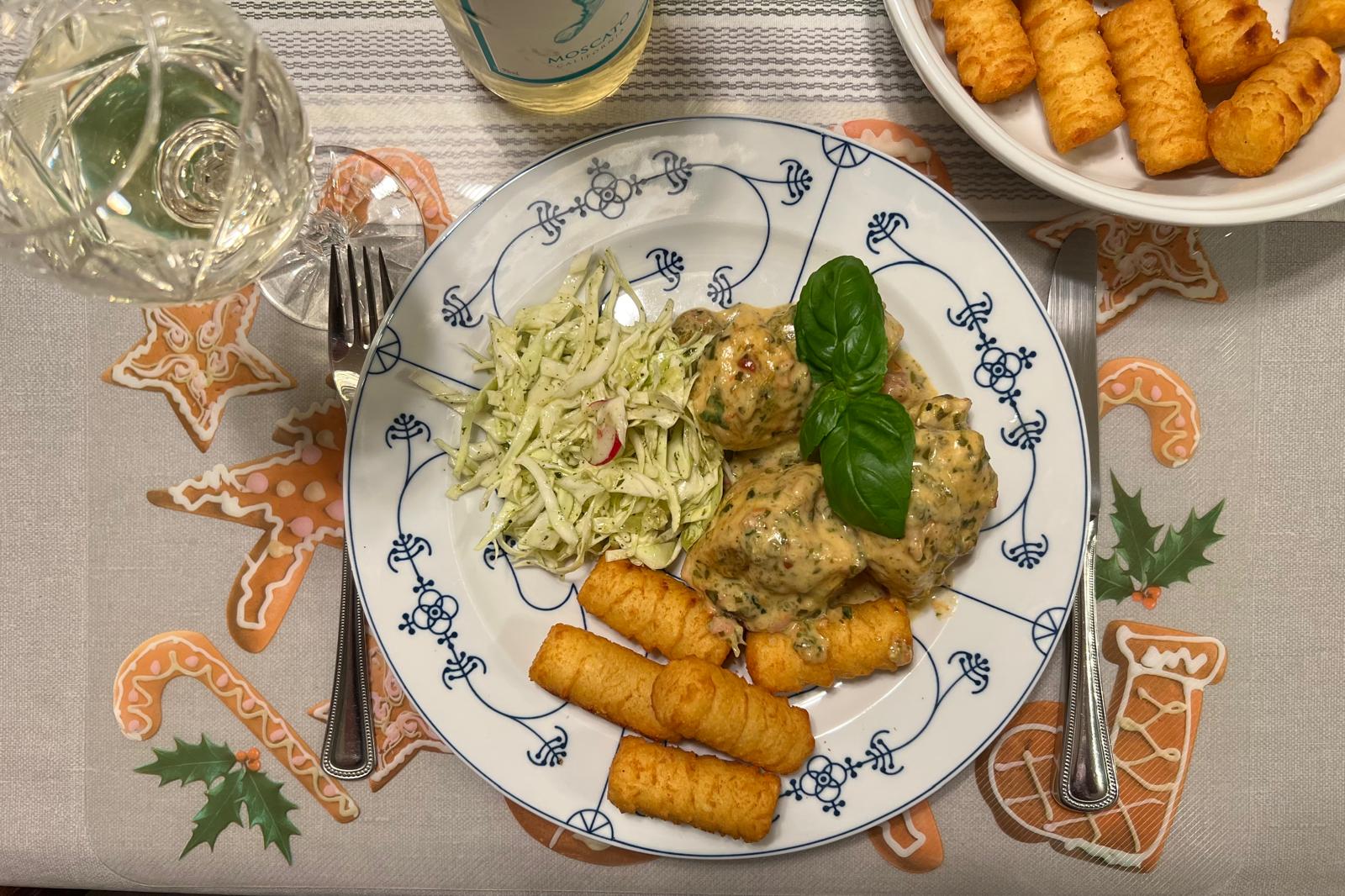 Mozzarella-Hähnchen mit Kroketten und Krautsalat