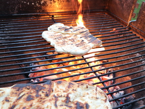 Naan Brot auf Grill