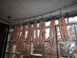 Hängende, rohe Salamis