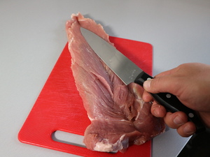 Schweinefilet wird seitlich aufgeschnitten