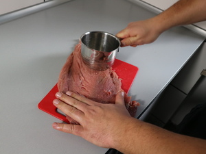 Schweinefilet wird platt geklopft