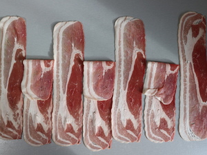 Nebeneinanderliegende Baconscheiben jede 2. Scheibe umgeklappt