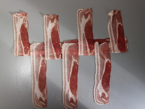 Nebeneinanderliegende Baconscheiben jede 2. Scheibe umgeklappt