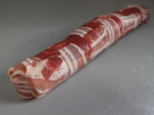 Schweinefilet eingewickelt in ein Geflecht aus Baconscheiben