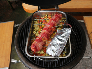 Schweinefilet mit Grillgemüse fertiggegrillt auf dem Grill