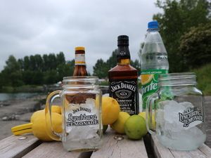 Zutaten: Whiskey, Sprite, Zitronen und Limetten mit Gläsern