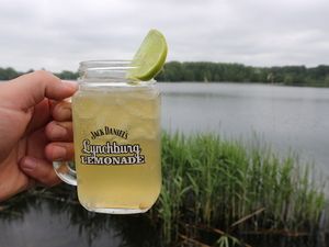 Fertige Lynchburg Lemonade am See