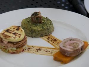 Showteller mit Rollbraten, Kräuterküchlein und gegrilltem Brötchen