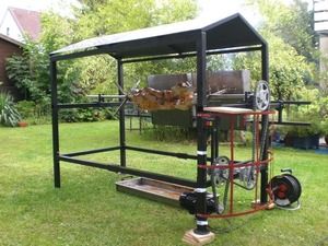 Spießgrill mit Überdach und Kettenantrieb im Garten