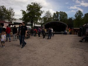 Besucher auf dem Festgelände vor einer Bühne