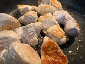 Hähnchenstücke werden in der Pfanne angebraten