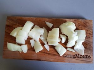 Zwiebelstücke auf dem Brett