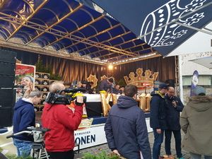 Kamerateam filmt vor der Bühne des Kronen Wintergrillens