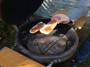 Baguettehälften werden auf den Rost gelegt