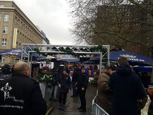 Besucher am Eingang mit Torbogen