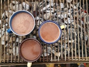 Becher mit heißer Schokolade von oben auf dem Rost