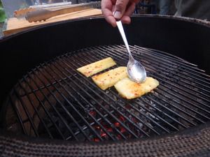 Ananasscheiben auf dem Grillrost
