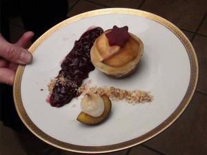 Dessertteller mit Pastetchen, Beerensauce und Pflaume
